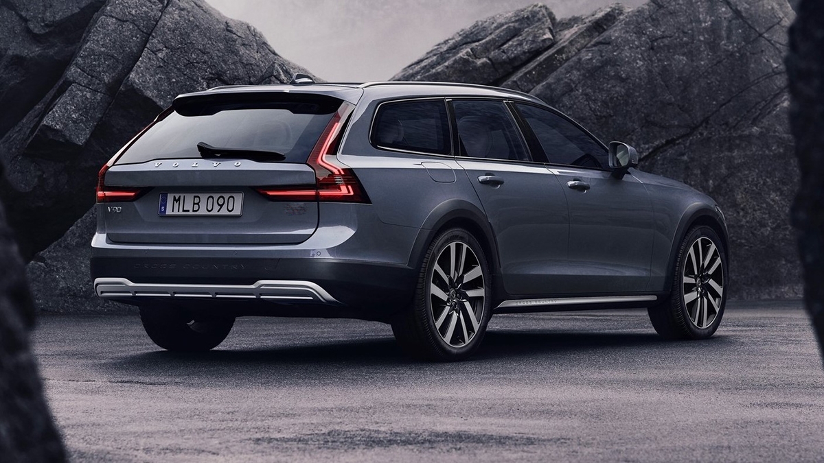 2021 Volvo V90 Cross Country B5 Momentum