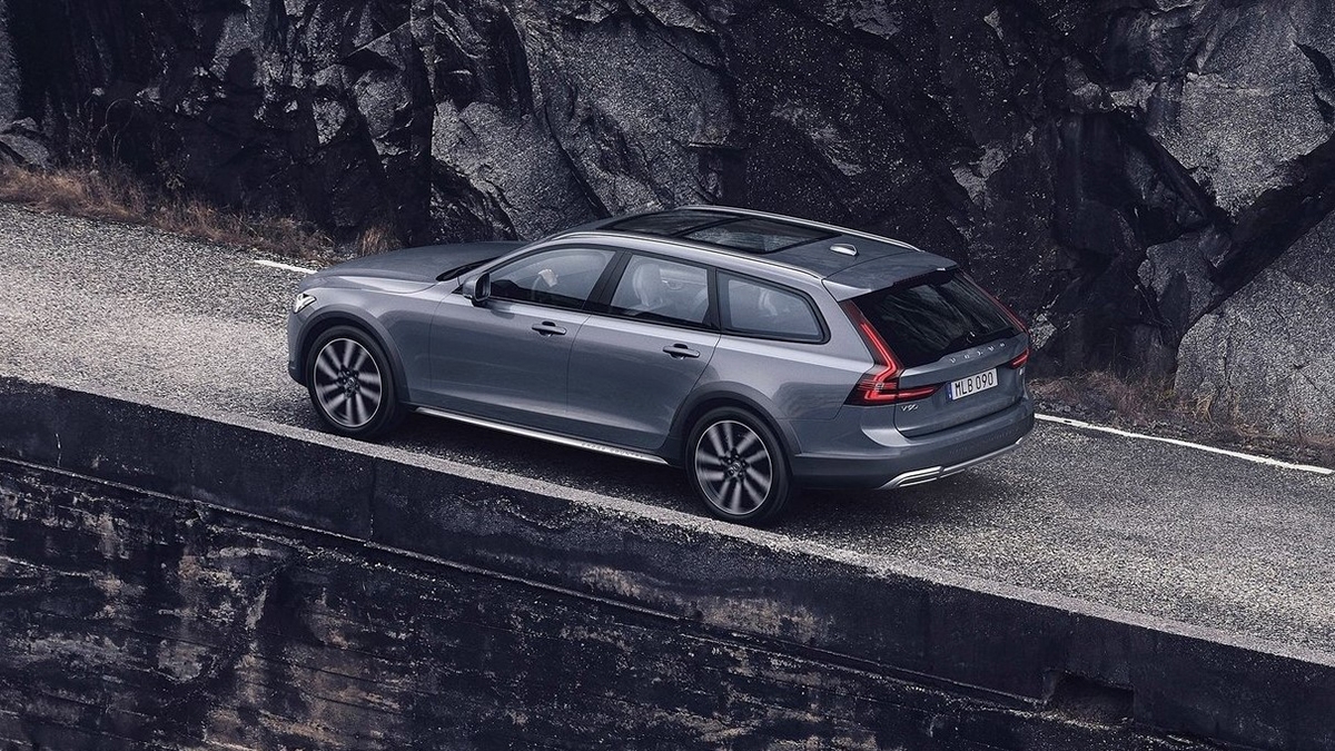 2021 Volvo V90 Cross Country B5 Momentum