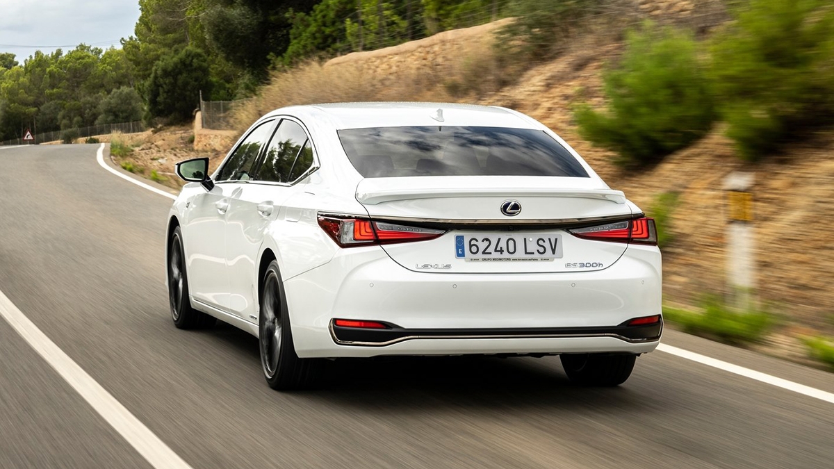 2023 Lexus ES 300h F Sport Design