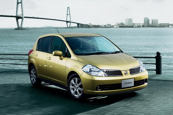 Nissan_Tiida_1.8 5D L