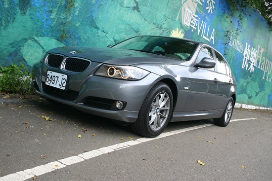 BMW_3-Series Sedan_320i