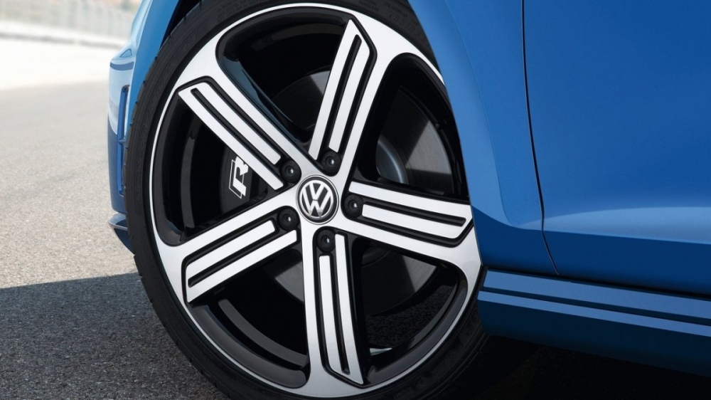 Volkswagen_Golf_R