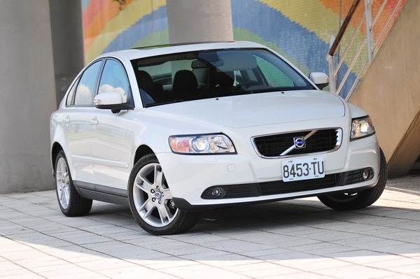 2010 Volvo S40 2